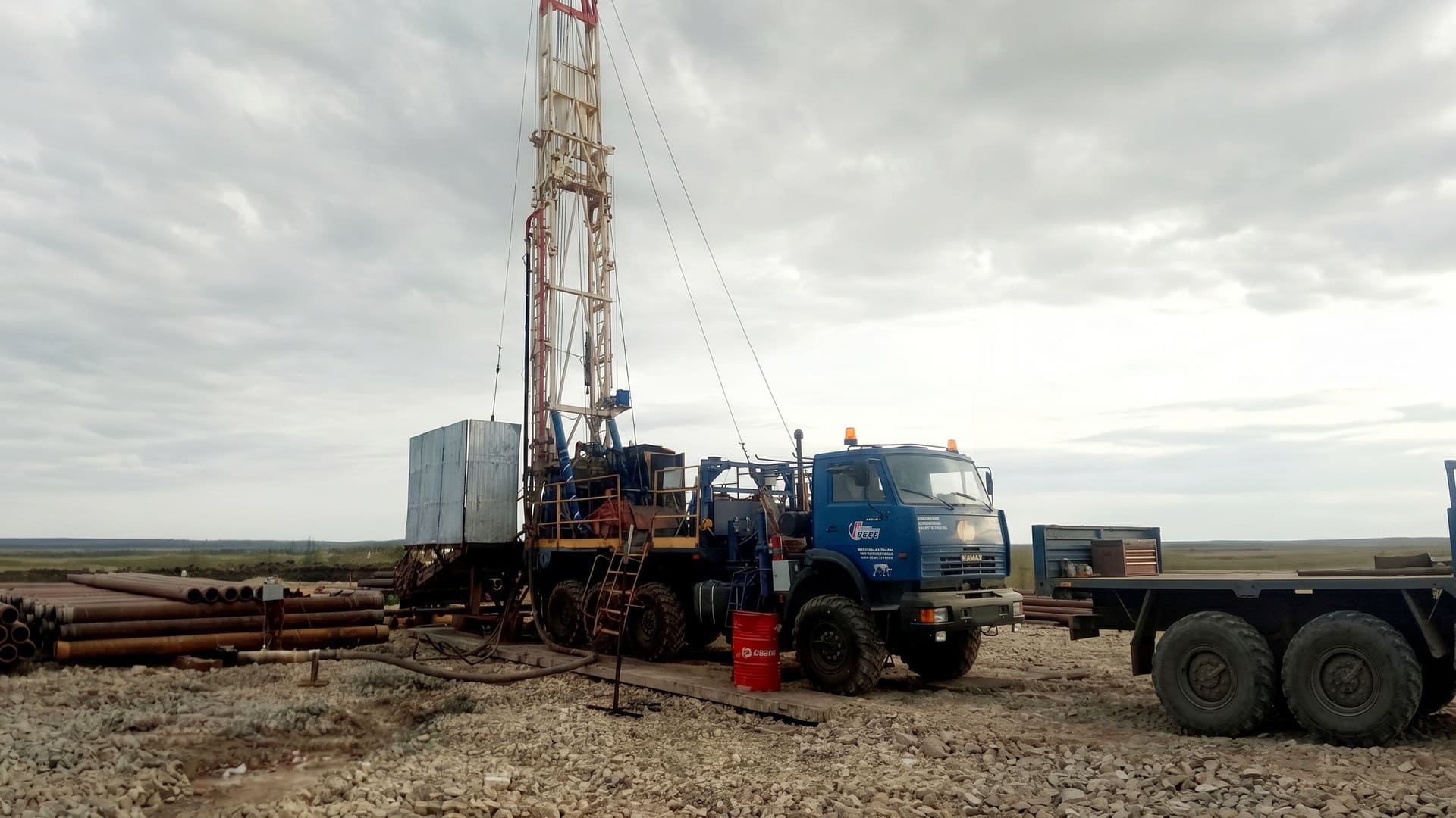 Бурение промышленной скважины на воду буровой установкой на базе КАМАЗ