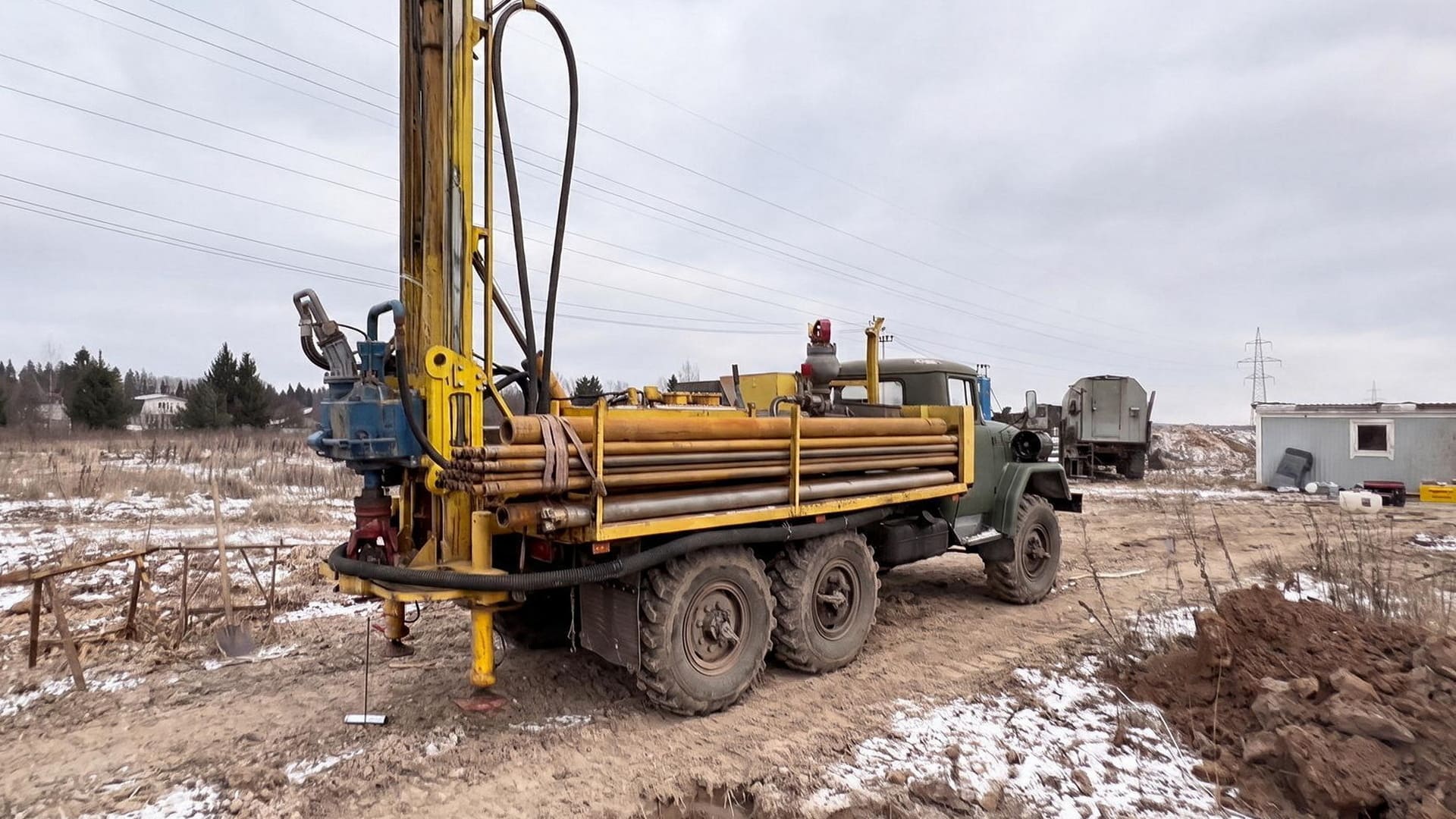 Буровая установка УРБ-2А2 и трубы на площадке строительства водозабора